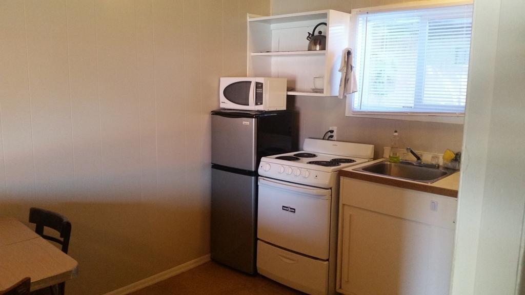 Holiday House Motel Пентиктон Экстерьер фото