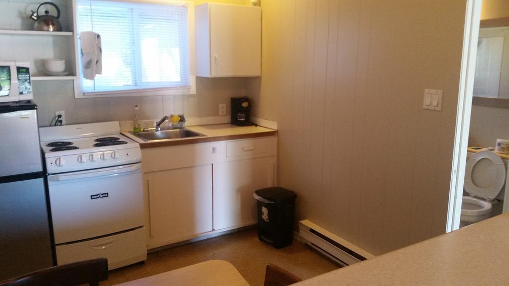 Holiday House Motel Пентиктон Экстерьер фото
