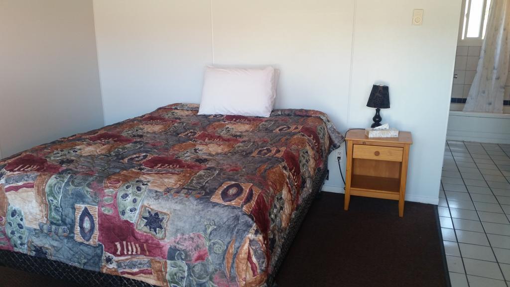 Holiday House Motel Пентиктон Экстерьер фото