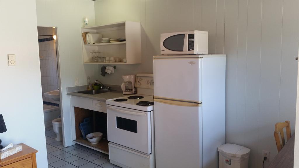 Holiday House Motel Пентиктон Экстерьер фото