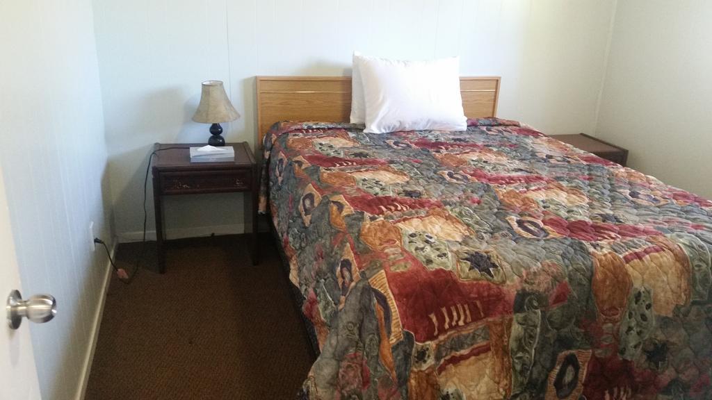 Holiday House Motel Пентиктон Экстерьер фото