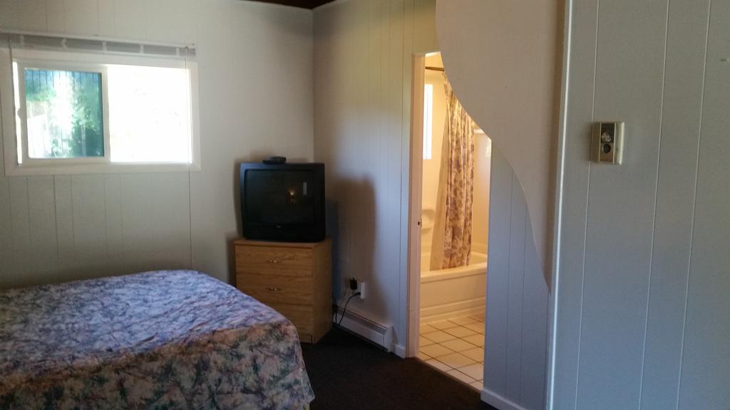 Holiday House Motel Пентиктон Экстерьер фото