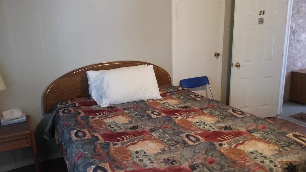 Holiday House Motel Пентиктон Экстерьер фото