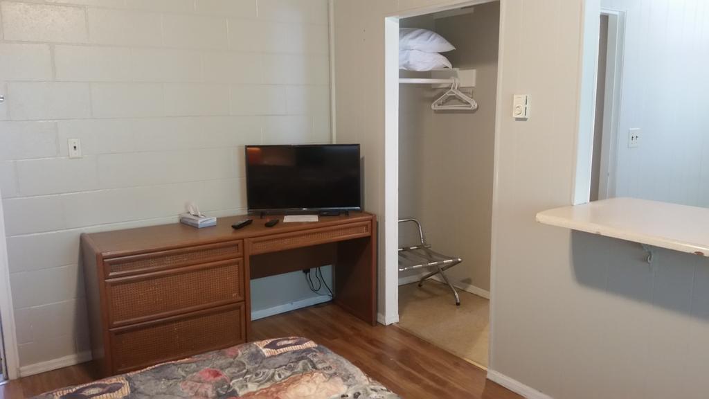 Holiday House Motel Пентиктон Экстерьер фото