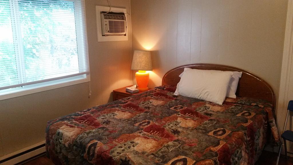 Holiday House Motel Пентиктон Экстерьер фото
