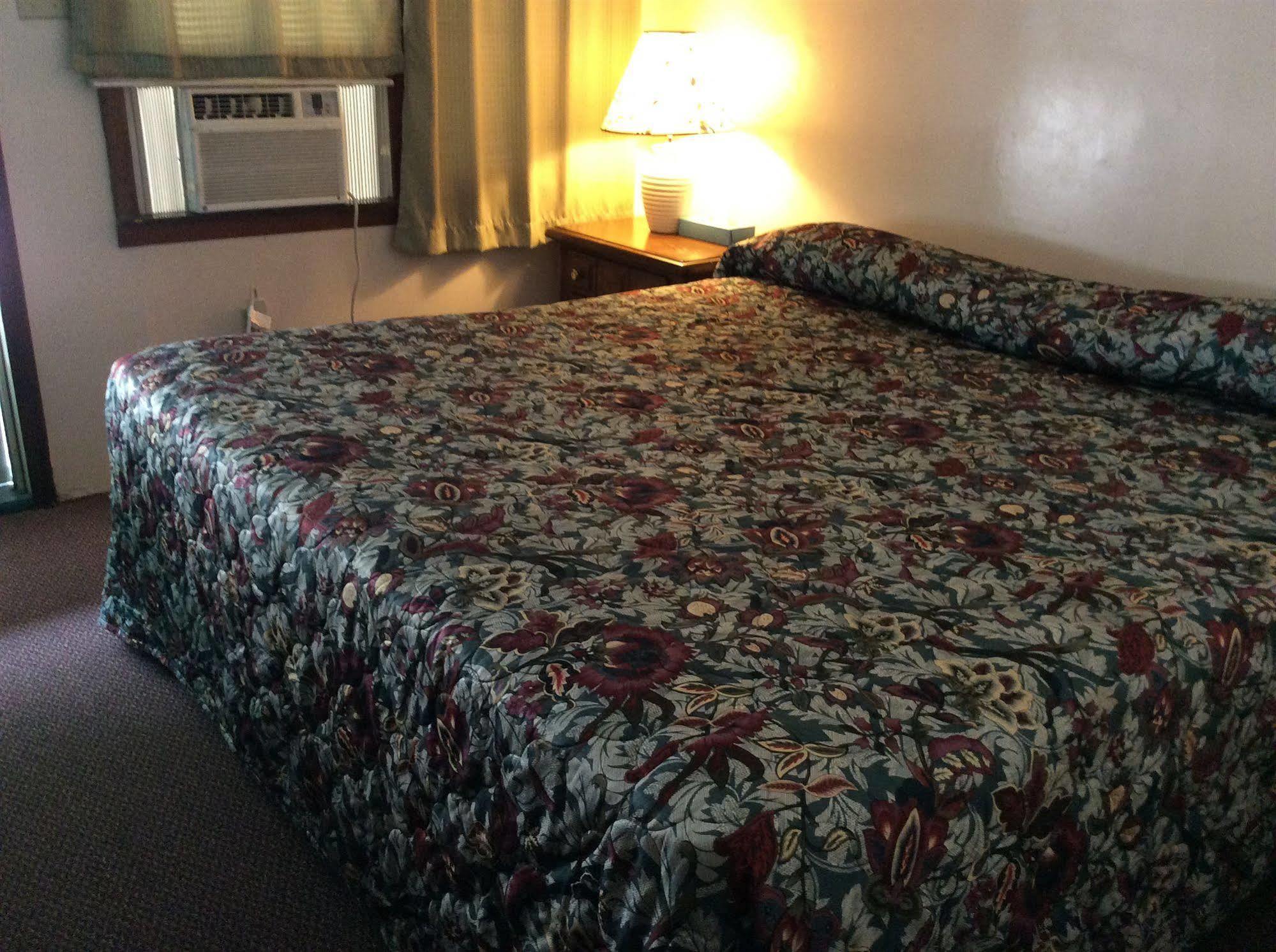 Holiday House Motel Пентиктон Экстерьер фото