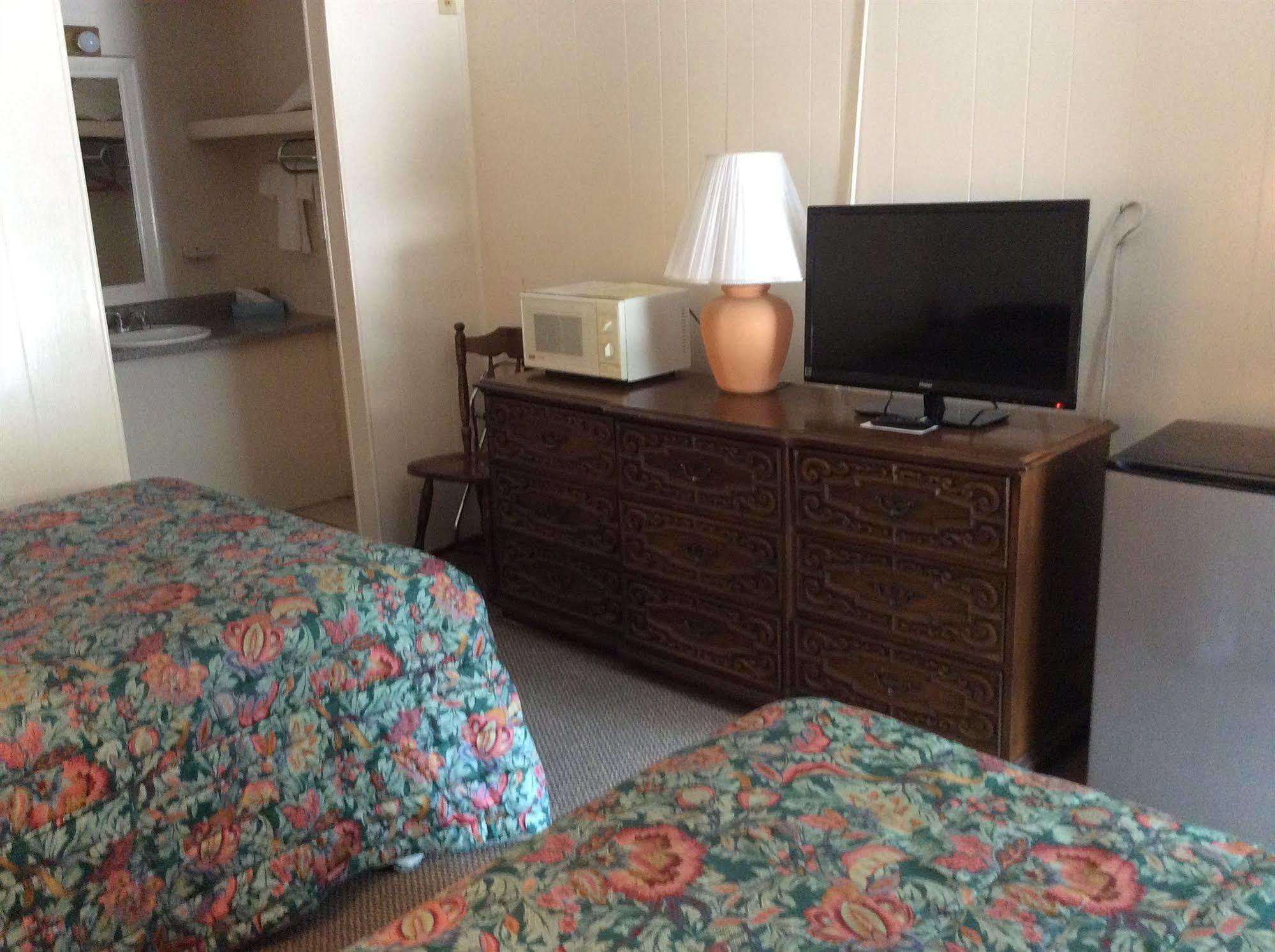 Holiday House Motel Пентиктон Экстерьер фото