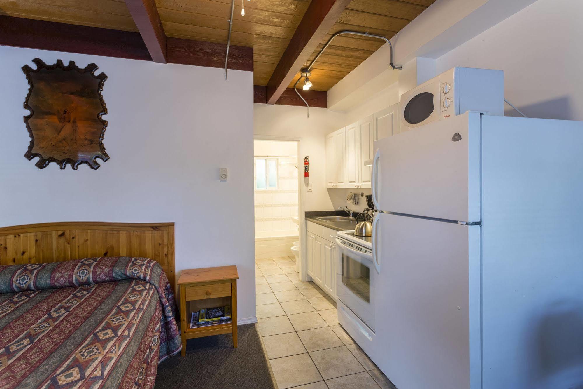 Holiday House Motel Пентиктон Экстерьер фото