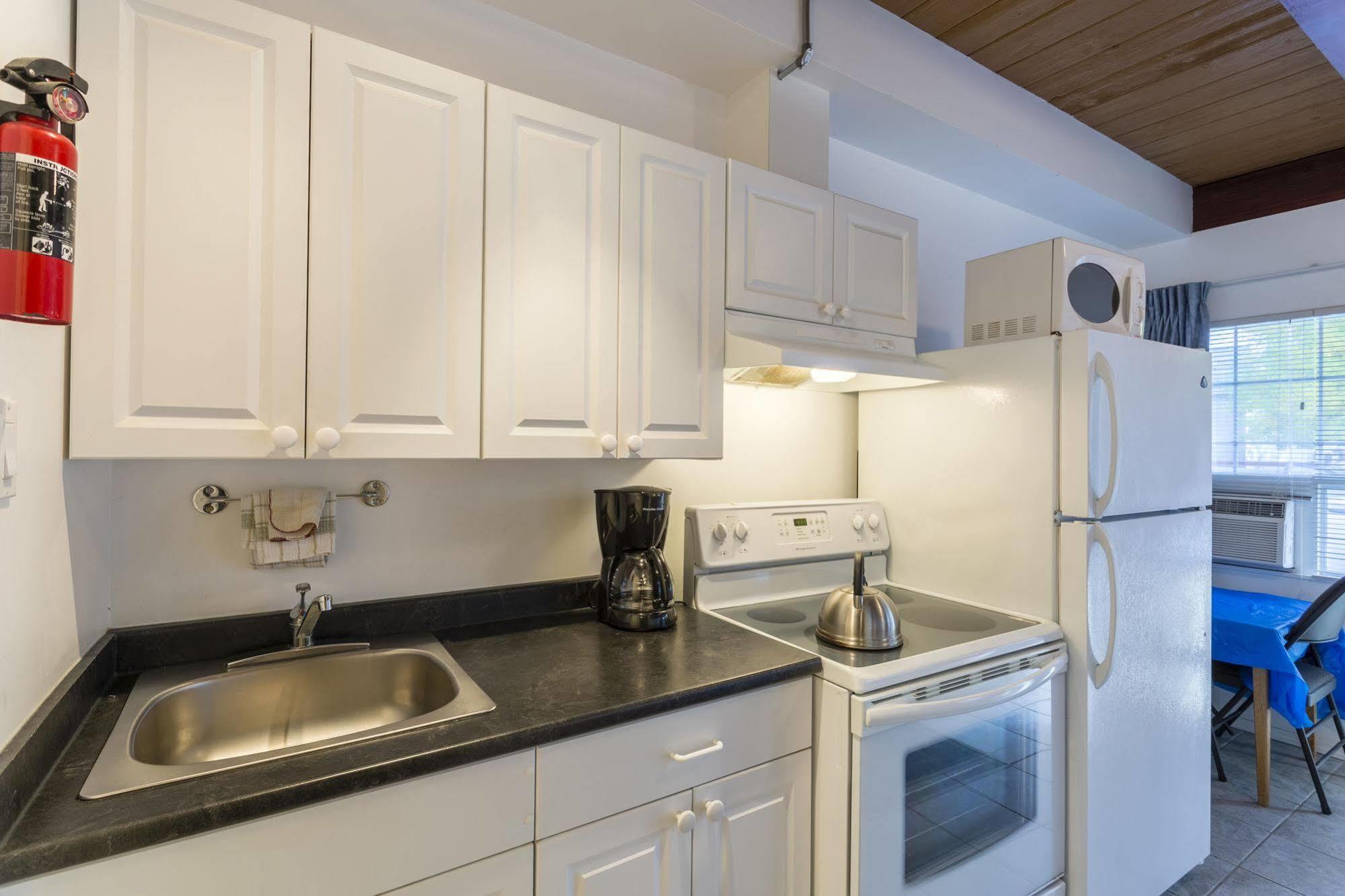 Holiday House Motel Пентиктон Экстерьер фото