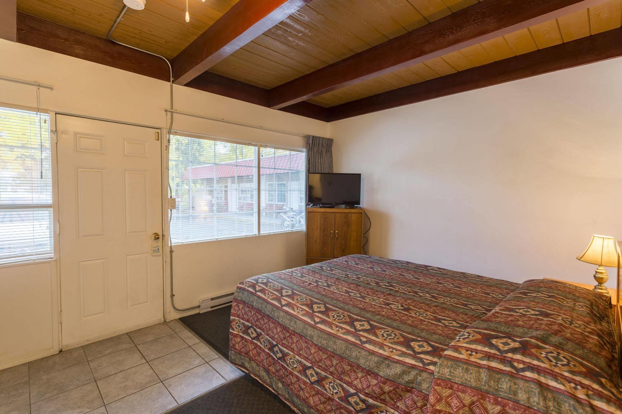 Holiday House Motel Пентиктон Экстерьер фото
